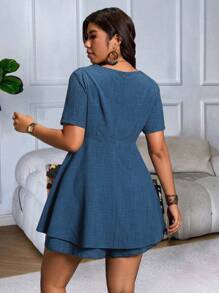 SHEIN Clasi Jeansoptik-Textur V-Ausschnitt Kurzarm Knielang Asymmetrischer Saum Knopf dekorierter Taille Lässig Shirtkleid + Jeansoptik-Textur elastischer Bund Shorts 2 Stücke Set, Lässig Urlaubs Outfit - Blau - Übersicht 2