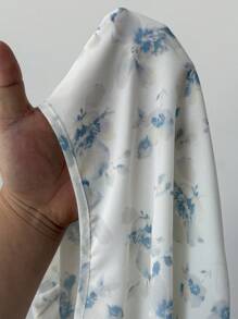 Flirla Camisa de gasa para mujer, blusa elegante con cuello en V, mangas abullonadas y estampado floral pequeño que estiliza para el verano - Multicolor - Ver 3