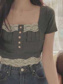 DAZY Camiseta ceñida corta con contraste de encaje y falso plastrón