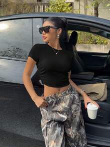 SHEIN EZwear Ensemble t-shirt noir à manches courtes et pantalon imprimé feuilles pour femmes