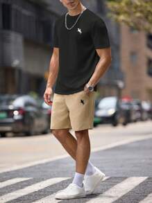 Manfinity Hypemode 男士 2 件套：修身骑士图案印花黑色短袖 T 恤和卡其色梭织短裤，休闲装，适合作为送给男朋友的礼物，舒适装扮 - 彩色 - 查看 4