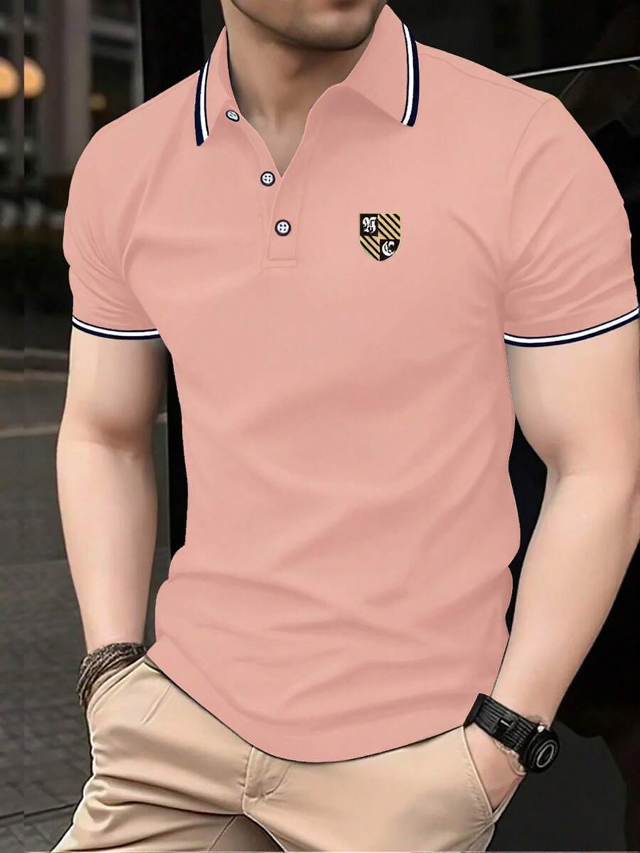 Manfinity Dauomo Áo thun polo cổ bẻ màu hồng nhạt dành cho nam có in hình khiên - Màu Hồng baby - Xem 1