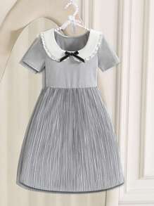 女童春夏荷叶边领3D蝴蝶结A字连衣裙，荷叶边领与3D蝴蝶结增添节日气氛；A字设计，优雅大方，适合居家休闲，让小女孩在家也能保持优雅姿态；适合各种场合，让小女孩时刻保持优雅可爱。