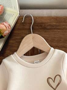 SHEIN 女婴可爱手绘心形图案米色针织柔软套头衫套装，厚款，适合秋冬季 - 米色 - 查看 3