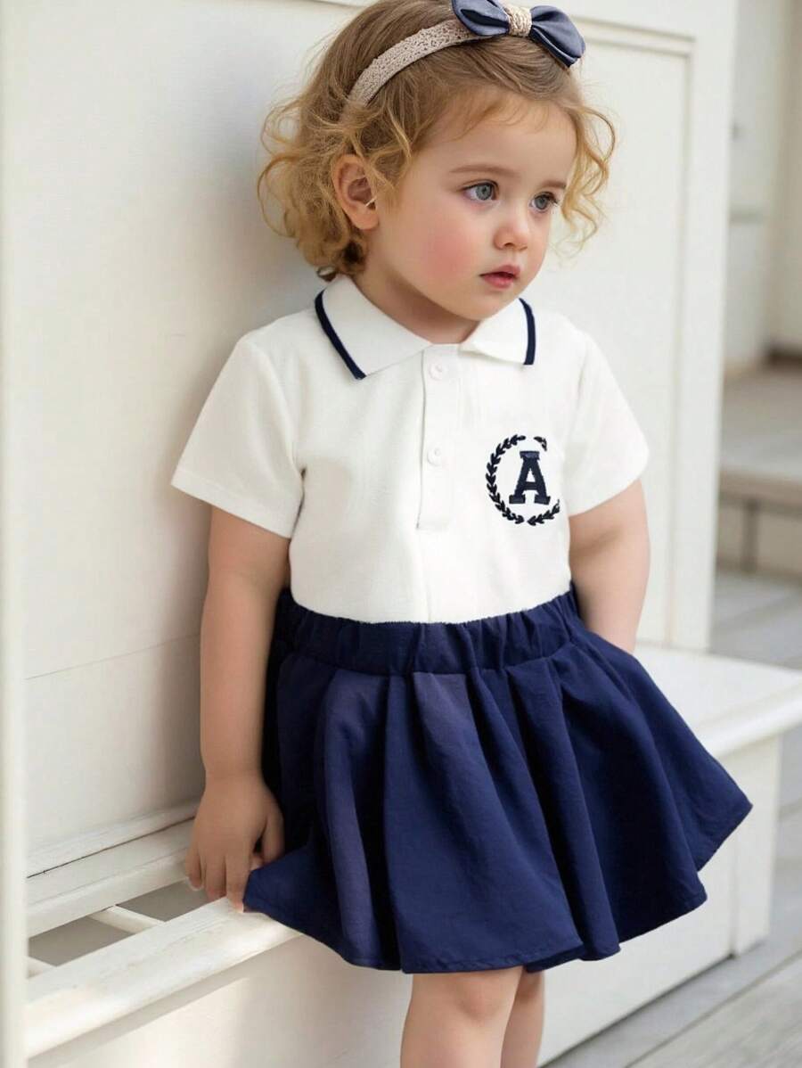 SHEIN 2 件女婴休闲套装：Polo 领短袖字母刺绣 T 恤 + A 字褶裙，春夏 - 彩色 - 查看 1