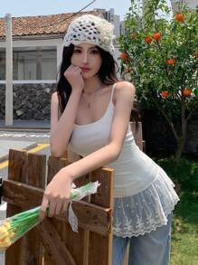 DAZY 夏季女士对比色蕾丝修身细肩带休闲度假背心，荷叶边 - 白色 - 查看 7