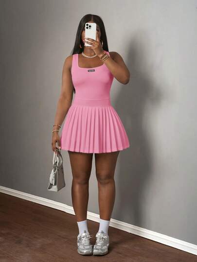 Slaydiva 全新春夏休闲简约基本款U领工装背心搭配黑标白字百褶裙含短裤和裤裙白色针织面料女式迷你连衣裙-A