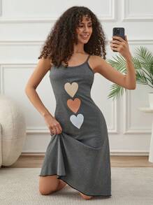 Vestido de dormir sin mangas para uso doméstico con estampado de corazones multicolor, detalle de volante en un ribete de múltiples colores para mujer talla grande