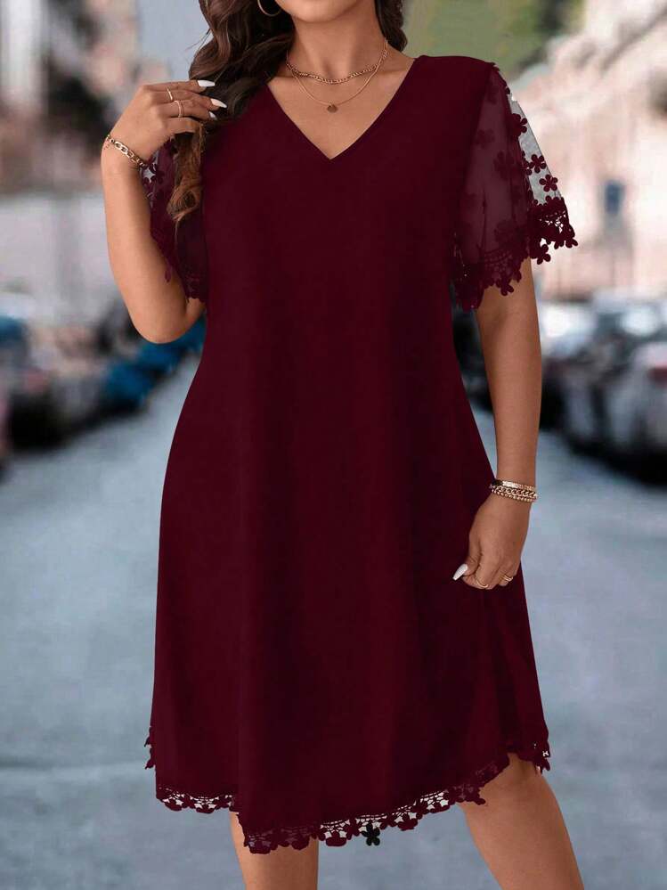 SHEIN LUNE فستان مستقيم فضفاض نسائي لكبار الحجام بتصميم مرقع شبكي أزهار - عنابي اللون - مشاهدة 4
