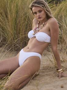 Aralina 女士泳装纹理无肩带扭纹前上衣和高开叉泳裤白色比基尼套装带游泳包 - 白色 - 查看 1