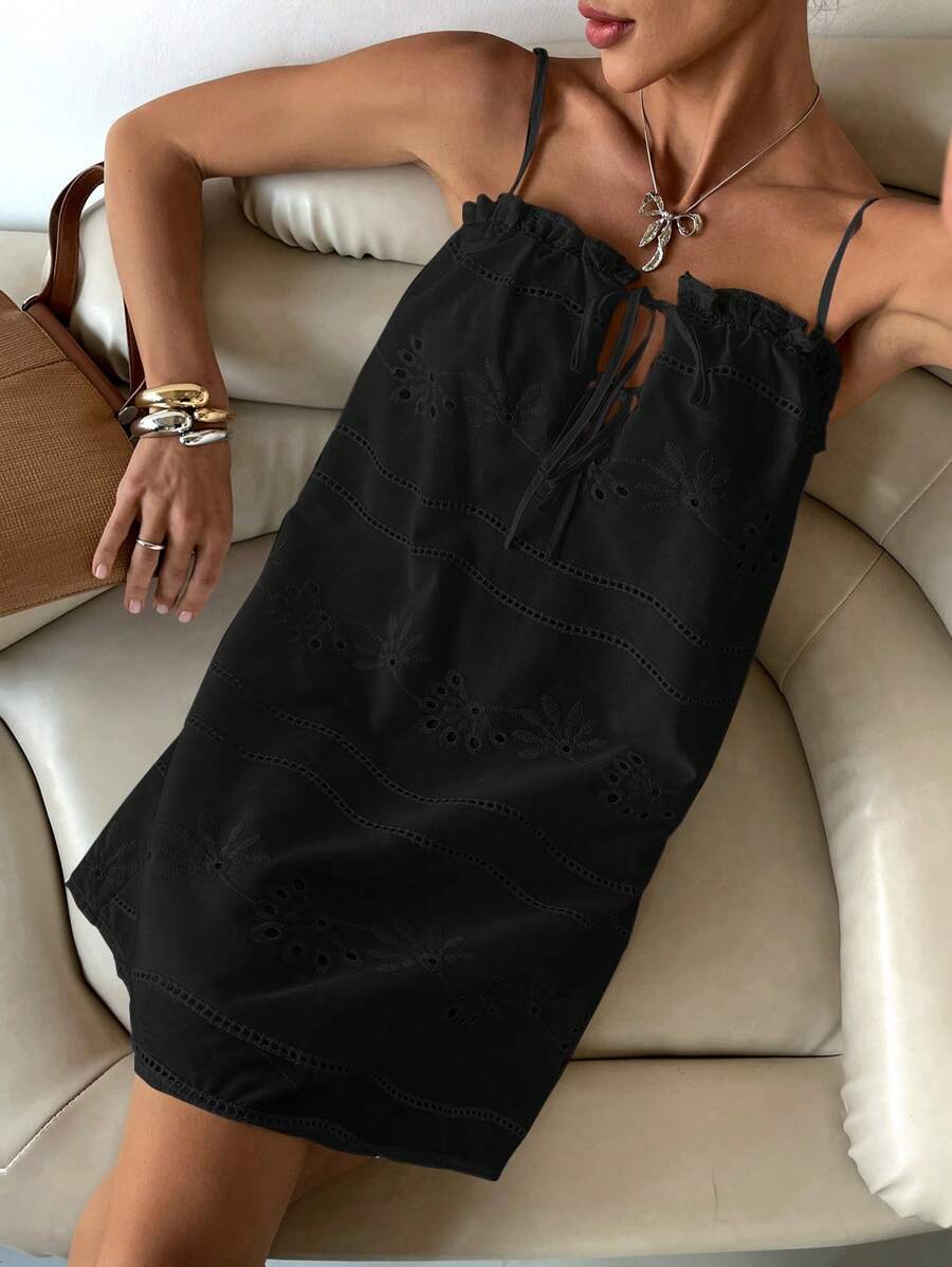 SHEIN Frenchy Đầm mini thêu khoét rỗng màu trơn cho nữ - màu đen - Xem 1