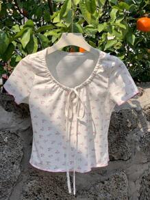 DAZY 女士短款修身镂空前系带短袖休闲 T 恤可爱上衣春夏花卉