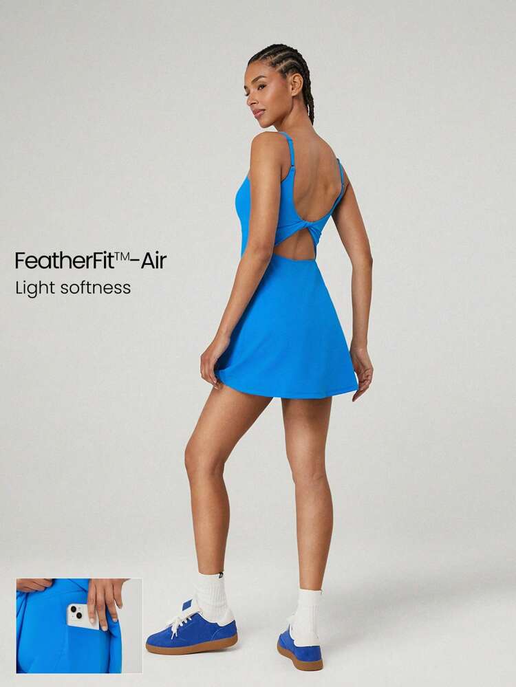 Vestido corto de cuello de escote FeatherFit™-Air con nudo, secado rápido y absorción de humedad