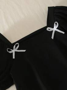 مجموعة تي شيرت بياقة مربعة وأكمام منفوشة وكم قصير بلون متماسك مع فيونكة زخرفية، وتنورة قصيرة خصر عالي بلون متماسك للفتيات موضة الكاجوال - أبيض وأسود - مشاهدة 3