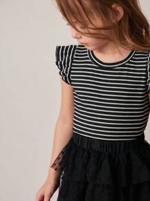 SHEIN 年轻女孩春夏校园风格黑白条纹荷叶边领 T 恤和多层网眼下摆迷你裙套装 - 黑色 - 查看 3