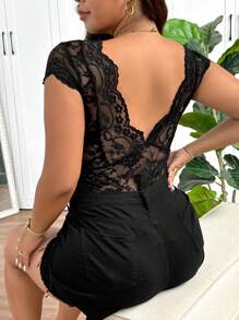 SHEIN Frenchy Bodysuit renda hitam ukuran plus dengan lengan pendek dan leher V dalam untuk tampilan yang menawan. - Hitam - View 4