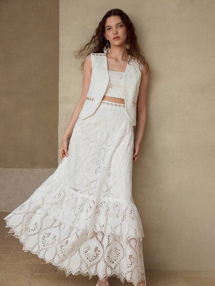 JUPE AVEC OURLET VOLANT ET DÉTAIL D'ANNEAU