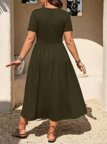 EMERY ROSE 大码女式优雅休闲 V 领褶饰设计短袖针织连衣裙，新款 - 橄欖綠 - 查看 2