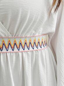 SHEIN Clasi Vestido Mini Casual de Resort com Gola em V, Mangas Amplas, Cintura Elástica, Babado na Barra Colorido - Branco - Visão 3