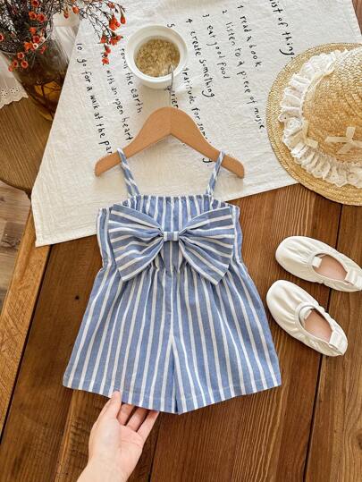 SHEIN LMoss Kids Macaquinho Bebê Menina Fofo Casual de Verão Listrado Azul e Branco com Laço Decorativo Alças Finas