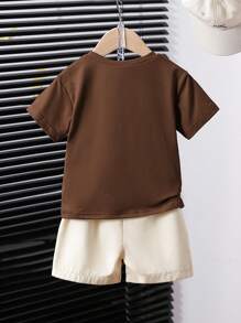 SHEIN 2 Pieces Baby Boy Unisex Newborn Neutral Set. It's A Set With A Brown Top And Apricot Shorts, Decorated With Letter Patches. Suitable For Summer, This Sportswear Is Perfect For Vacations, Parties, Outings, And As A Versatile Basic For School In Summer.Outfit Toddler Infant Outfits Unisex Summer. - Brown - View 2