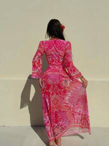 Swim Oasis Conjunto de ropa de playa de mujer que incluye una blusa de manga larga con cuello en V profundo y estampado floral aleatorio de tul, y un conjunto de tankini estampado con flores vintage. Elegante atuendo de verano para la playa.