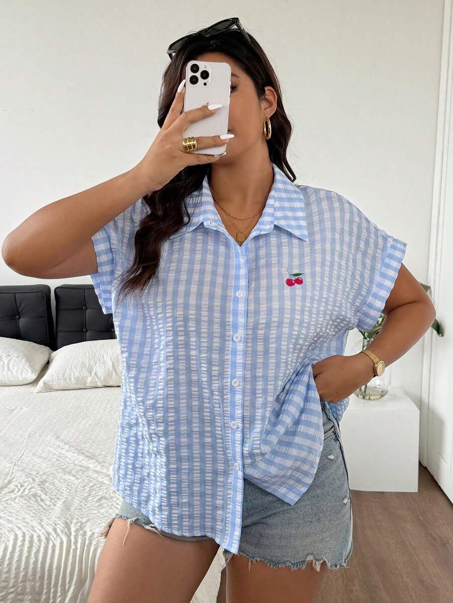 SHEIN Frenchy Große Größen Kasuelles kariertes Kurzarm Hemd für den Sommer