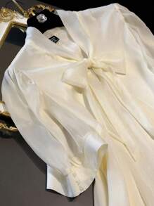 Franclia 大码女式优雅缎面蝴蝶结衬衫 - 杏色 - 查看 3