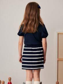 PrepCrw Set aus marineblauem T-Shirt mit Schleifen-Dekor und gestreiftem A-Linien-Rock im Collegestil für Kleine Mädchen, Frühling/Sommer - Verschiedenfarbig - Übersicht 2