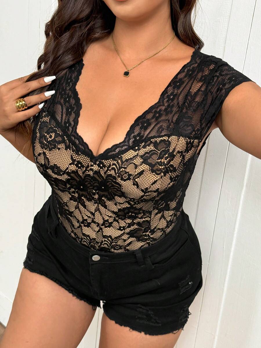 SHEIN Frenchy Bodysuit renda hitam ukuran plus dengan lengan pendek dan leher V dalam untuk tampilan yang menawan. - Hitam - View 1