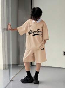 SHEIN Leap Crew 2 件青少年男孩休闲韩版时尚字母印花 Polo 领半拉链短袖上衣和宽松短裤套装，适合上学、海滩、生日、春夏季