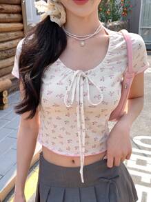 DAZY 女士短款修身镂空前系带短袖休闲 T 恤可爱上衣春夏花卉