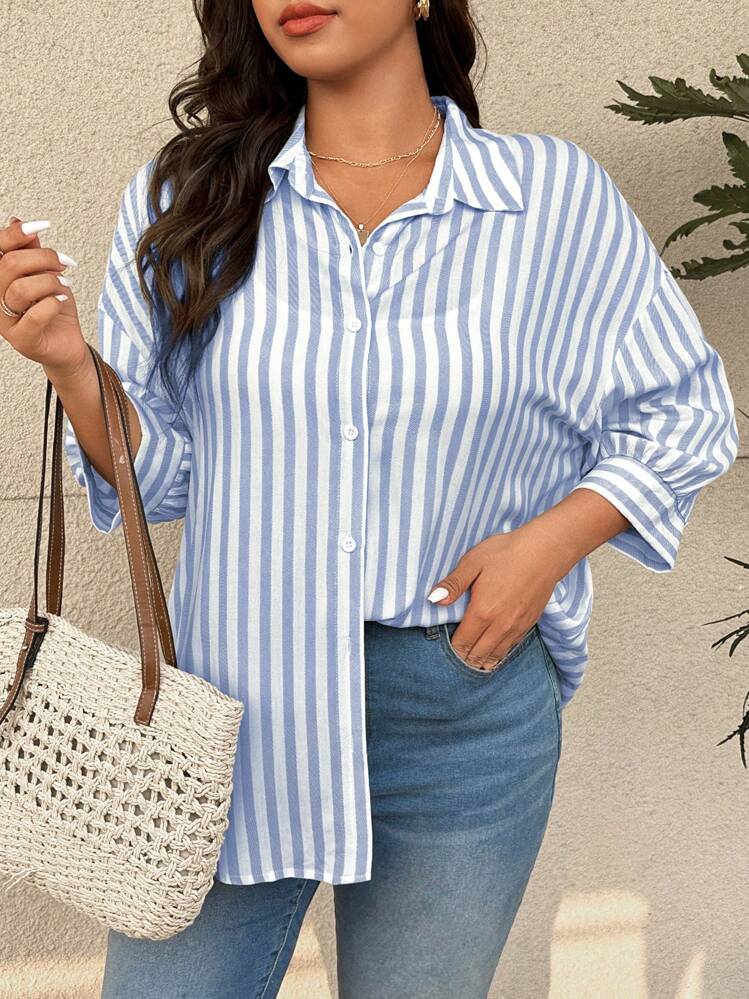 SHEIN Frenchy 大码休闲度假宽松落肩条纹衬衫 - 藍色 - 查看 1