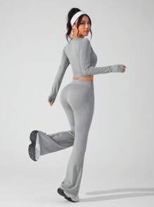 Easithlete 2 件套休闲运动交叉 V 领 T 恤和喇叭腿修身裤，运动服套装 - 灰色 - 查看 2