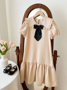 SHEIN Nova Glow Tween 女童可爱休闲泡泡袖彼得潘领拼接连衣裙，领口饰有蝴蝶结 - 杏色 - 查看 4