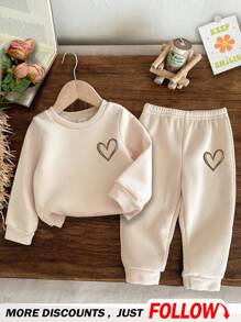 SHEIN 女婴可爱手绘心形图案米色针织柔软套头衫套装，厚款，适合秋冬季 - 米色 - 查看 1