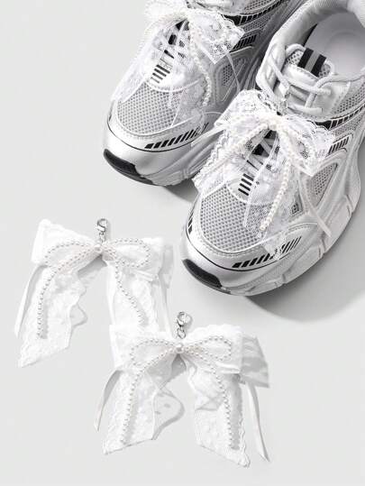 Kawaii Lot de 2 pinces à chaussures coréennes simples et délicates en fausses perles blanches, avec nœud en dentelle, accessoires à la mode, idéales pour un usage quotidien ou comme cadeau.