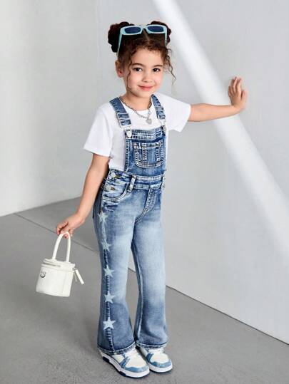 年轻女孩复古都市街头 Y2K 西部乡村风格喇叭牛仔连体裤，配有可调节肩带和星星印花、侧面纽扣开合和口袋、背面有扁平口袋。