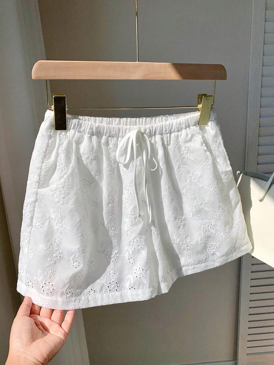 Comfortcana Pantalones cortos con cintura de cordón, bordados con un patrón quemado, tejidos en blanco para damas