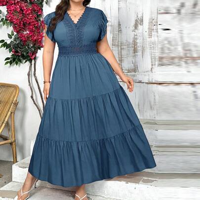 Vestito lungo con scollo a V ampio, in pizzo e contrasti, maniche corte a campana, stile anel, taglie forti