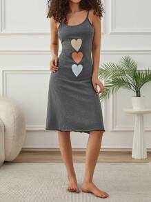 Vestido de dormir sin mangas para uso doméstico con estampado de corazones multicolor, detalle de volante en un ribete de múltiples colores para mujer talla grande