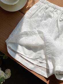 Comfortcana Pantalones cortos con cintura de cordón, bordados con un patrón quemado, tejidos en blanco para damas