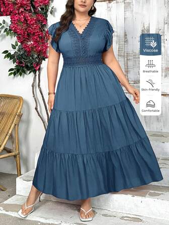 SHEIN Privé 大码优雅蕾丝拼布 V 领宽松长款 A 字喇叭短袖连衣裙