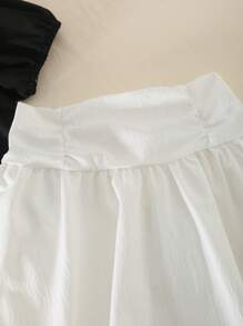 مجموعة تي شيرت بياقة مربعة وأكمام منفوشة وكم قصير بلون متماسك مع فيونكة زخرفية، وتنورة قصيرة خصر عالي بلون متماسك للفتيات موضة الكاجوال - أبيض وأسود - مشاهدة 4