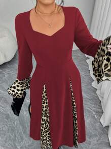 Modelyn Vestido talla grande con estampado de leopardo, contrastes de color y volantes en los puños - Rojo - Ver 3