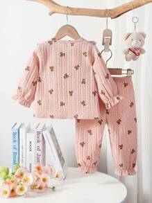 2 件/套女婴柔软条纹长袖上衣和裤子睡衣套装，粉色。衬衫采用散落的棕色泰迪熊印花，圆领，正面纽扣和褶边袖口。裤子的面料和设计与衬衫相配，下摆有褶边。 - 粉色 - 查看 2
