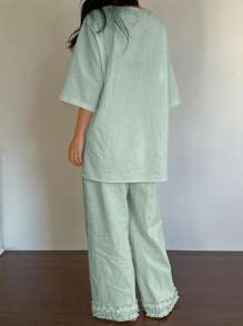 DAZY Bộ đồ ngủ nữ mặc nhà cổ chữ V màu trơn tối giản viền bèo nhún - màu xanh lá - Xem 2