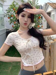 DAZY 女士短款修身镂空前系带短袖休闲 T 恤可爱上衣春夏花卉