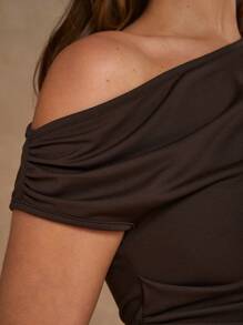 COSMINA 女士棕色褶饰不对称下摆时尚露肩上衣 - 棕色 - 查看 6