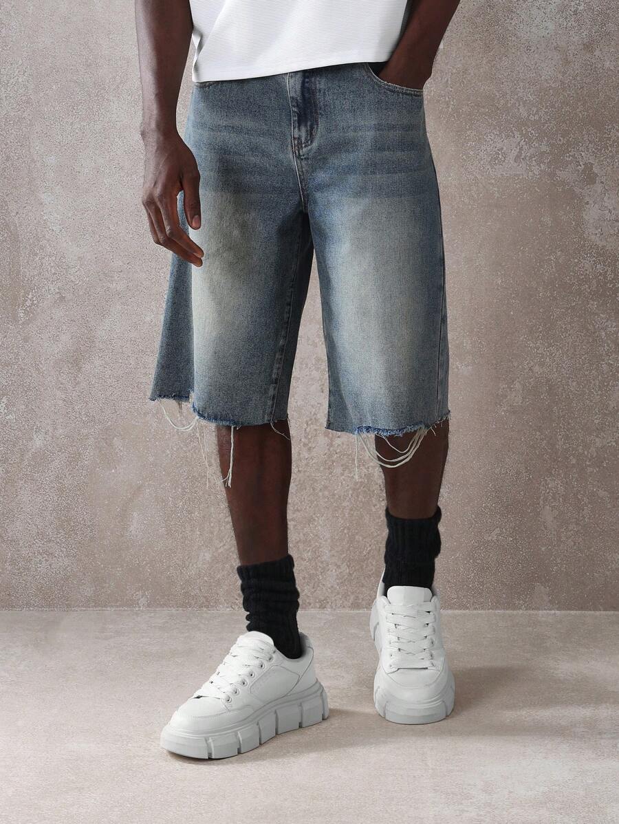 SUMWON 破洞牛仔短裤百慕大长度磨损下摆宽松版型夏季休闲街头风格节日都市时尚复古毛边短裤